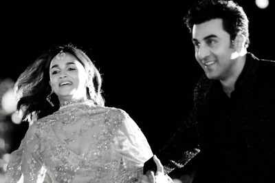 Alia Bhatt-Ranbir Kapoor Perform On Kesariya With Akash Ambani And Shloka In Jamnagar | Watch