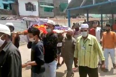 Skullcaps & Masks in Place, Muslim Neighbours Help Hindu Family Perform Last Rites of Women in Bhopal