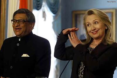 Hillary applauds India, Pak for improving ties