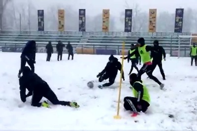 Football in Snow: Watch Real Kashmir FC Players Practice for I-League in Srinagar
