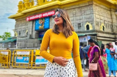 Actress Deepika Das Visits Chamundeshwari Temple In Mysore, See Pics