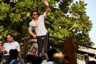 On Eid, Shah Rukh Khan Greets Fans Outside Mannat With a Little Surprise; See Pic and Videos