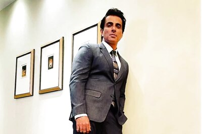 Sonu Sood Gets Critically Ill Covid-19 Patient Airlifted From Jhansi to Hyderabad