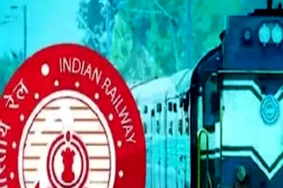 Indian Railways Starts Disposable Blanket-Pillow Facility on Trains. Here's How Much it Costs