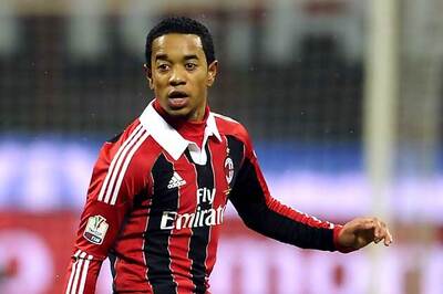 Fulham sign Milan's Urby Emanuelson on loan