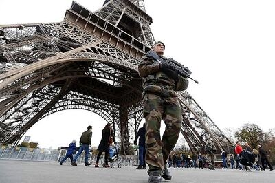Eiffel Tower goes dark as France mourns 129 dead