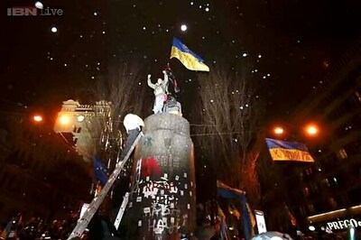 Protesters fell Lenin statue, tell Ukraine's president 'you're next'