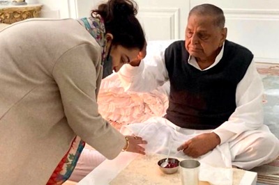 'Has MSY Given His Blessings to Aparna for Joining BJP?' Media Asks Akhilesh. She Responds with Photo