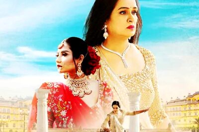 Padmini Kolhapure Sings New Version of Iconic 'Yeh Galiyan Yeh Chaubara' Song