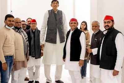 Samajwadi Party Gets 'Tallest Leader' in India's 'Tallest Man' Dharmendra Pratap Singh