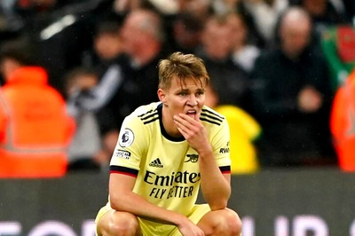 Fuming Mikel Arteta Struggles to Defend Arsenal Players After Newcastle United Defeat