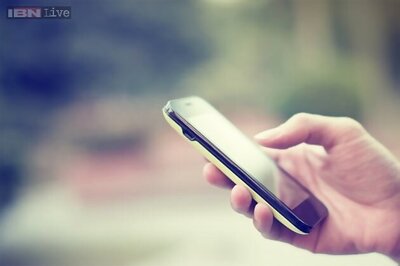 Smartphone users spend equal amount of time on entertainment and texting