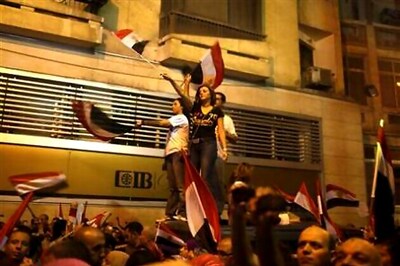 Violence deepens Egypt turmoil, deposed Morsi probed for murder