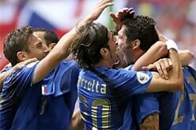 Italy end Czech dream 2-0, top group