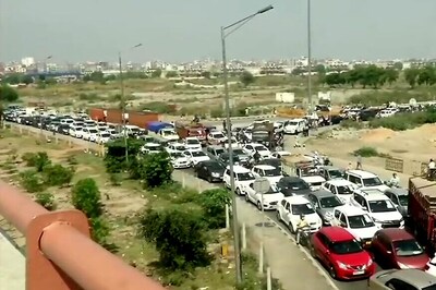 Movement of People Between Ghaziabad and Delhi Banned, Only Essential & Emergency Services Allowed: DM