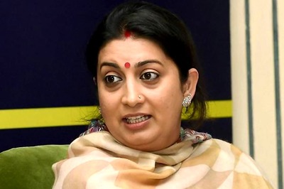 Smriti Irani Pays Rs 100 to Cobbler, Who Demanded Rs 10 for Slipper Repair