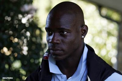 Manchester City signs Balotelli from Inter