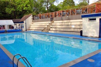 Mumbai: Senior Citizen Dies of Injuries after Youth Jumps On Him in Goregaon Swimming Pool