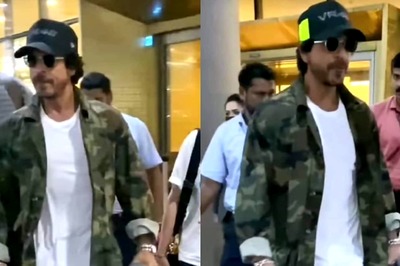 Shah Rukh Khan Looks Uber Cool as He Lets Paparazzi Click Him at Mumbai Airport After Returning From London