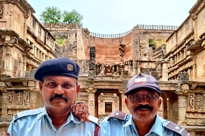 'Smile, Please': Meet the 2 Security Guards Clicking 'Insta-worthy' Pics of Tourists at Gujarat’s Rani ki Vav