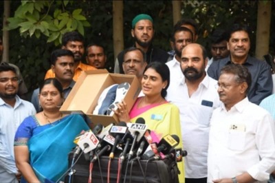 'Your Size, Bill Inside for Exchange': Andhra CM's Sister Gifts Shoes to KCR | Reason on Video