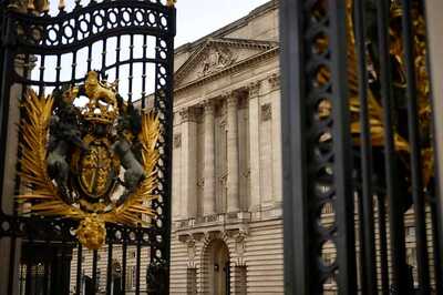 Woman Arrested for Trying to Scale Gates of Buckingham Palace