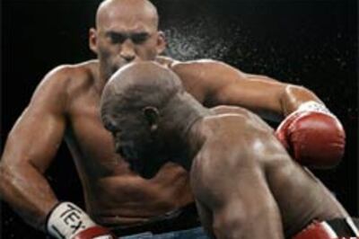Holyfield scores an unimpressive win