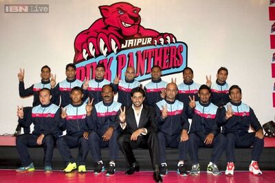 Snapshot: Abhishek Bachchan poses with his kabaddi team, the Jaipur Pink Panthers
