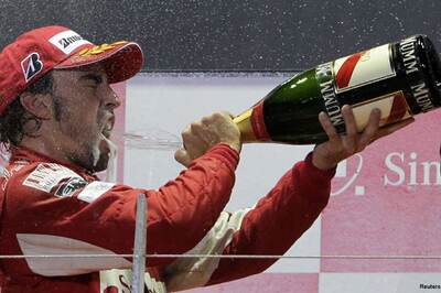 Alonso wins in Korea, takes F1 title lead