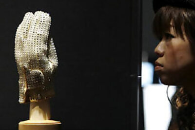 MJ's moonwalk dance glove to be auctioned in NY