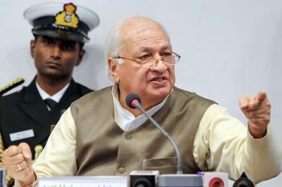 Kerala Guv Khan Alleges CM's Involvement in SFI Protest Against Him