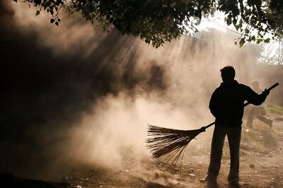 UP: Post-graduates, Graduates Among 5 Lakh Candidates Applying for Sweepers' Posts