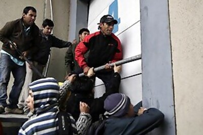 Chile quake death toll over 700; looters sack city