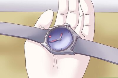 How to Use an Analog Watch as a Compass