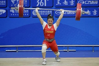 China's Li sets weightlifting world records