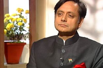 Brit MP criticises Nehru, Tharoor backs his view