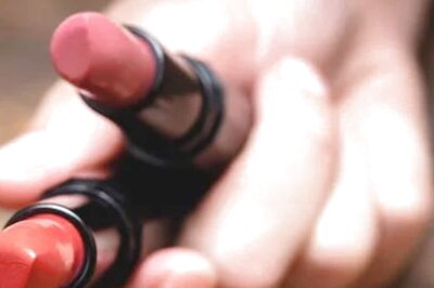 Make-Up Hacks To Turn Your Glossy Lipstick Into Matte Finish