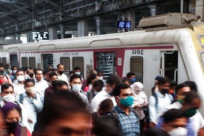 Why the Disparity, Ask Mumbai Local Train Commuters on Single-Dose Rule for Essential Workers Amid 'Threat'