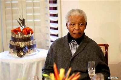 Nelson Mandela 'comfortable', treated for pneumonia