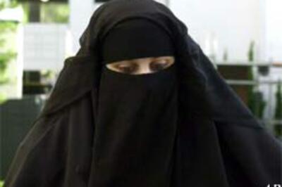 Pak extremists frown at black burqas