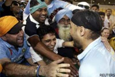 BCCI acts on CA's demand, bars Bhajji from speaking out