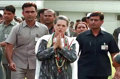 'Angry' Sonia Gandhi pulls up Shashi Tharoor for not following party line, accuses him of 'always doing this'