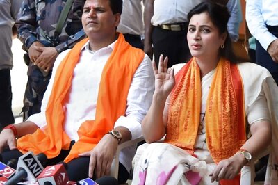 Hanuman Chalisa Row: Mumbai Police File Chargesheet Against Rana Couple for Offence Under IPC Section 353