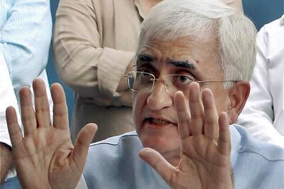 Kejriwal has pipe dream of taking on big parties: Khurshid