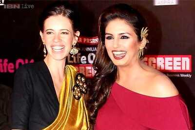 No, they aren't enemies; Kalki Koechlin and Huma Qureshi pose together at the Screen Awards