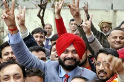 Navjot Sidhu wins, Vinod Khanna loses in Punjab