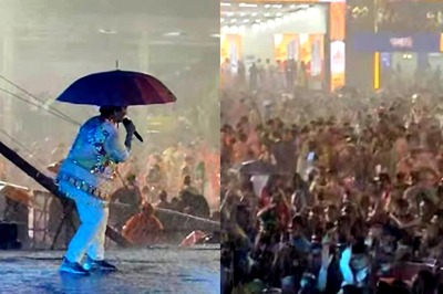 Even Mumbai Rains Can’t Stop Falguni Pathak From Performing, She Sings At Garba Night With Umbrella
