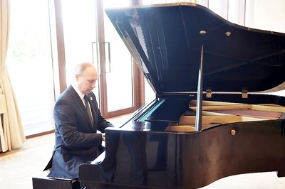 Russia's Putin Plays Piano as He Awaits Talks With Xi