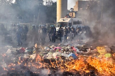 Delhi Violence: Liquor Shop Looted in Chand Bagh as Mobs Pelt Stones, Set Shops Ablaze