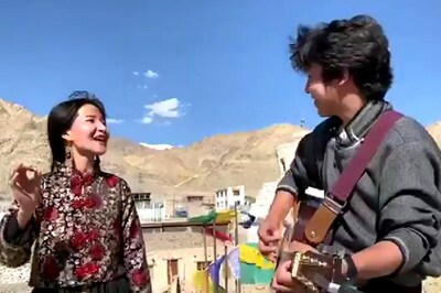 Beautiful Rendition of 'Sandese Aate Hain' by Ladakhi Singers Wins Hearts Online